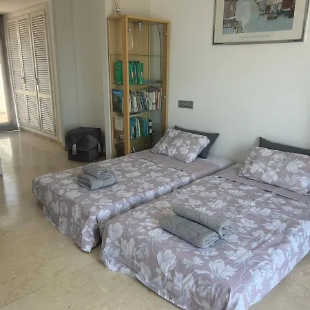 Between & Marbella - Golf, Sea & Swim Pools B&B 에스테포나