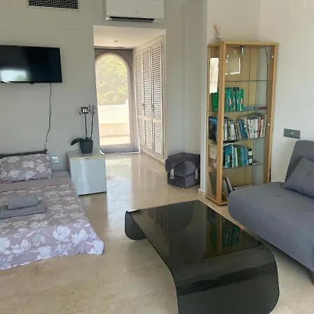 Between & Marbella - Golf, Sea & Swim Pools B&B